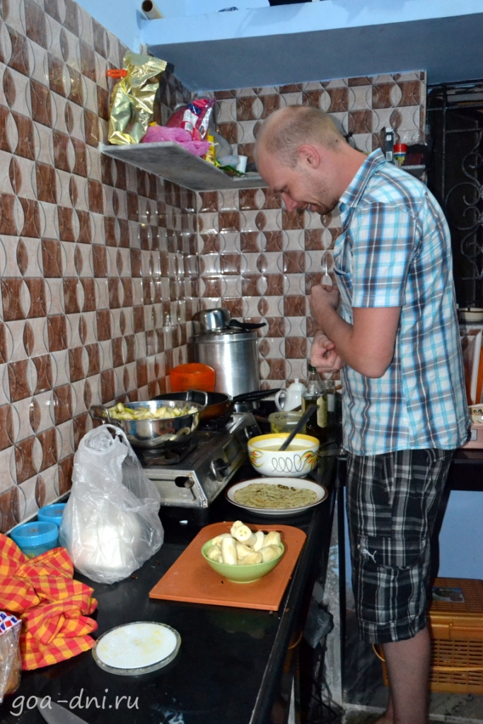 Александр Попов готовит блины в Гоа