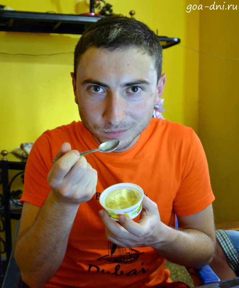 Русфет Кадыров ест мороженое в Гоа Индия