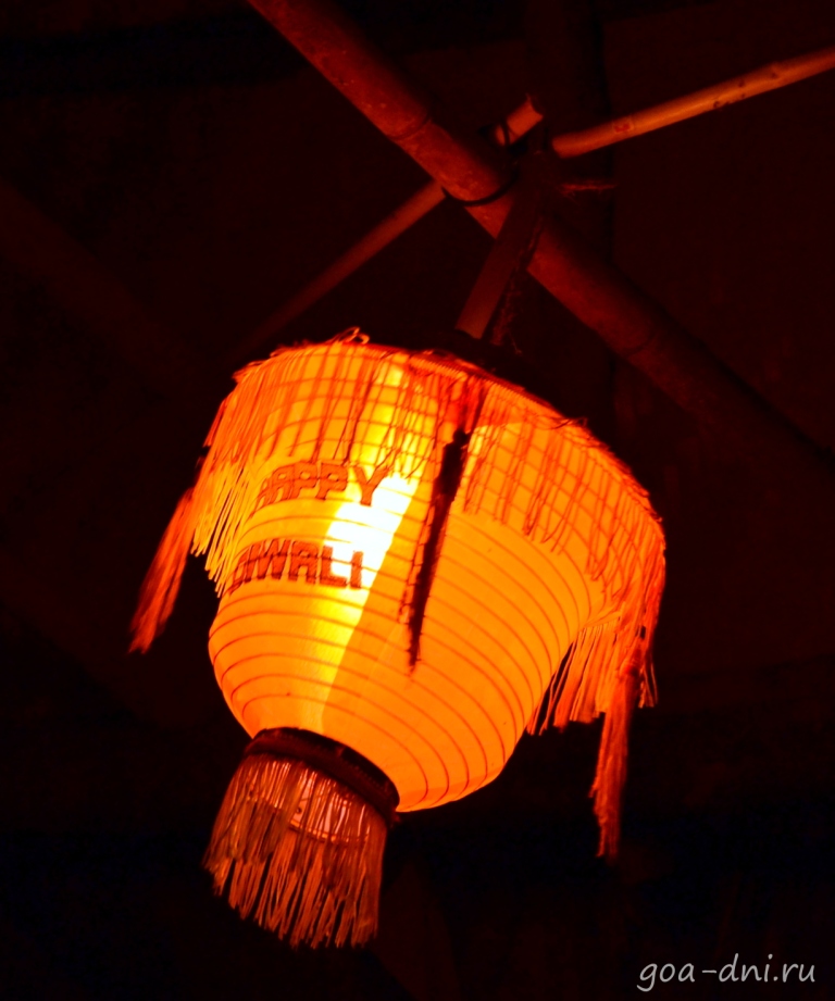 фонарик на потолке