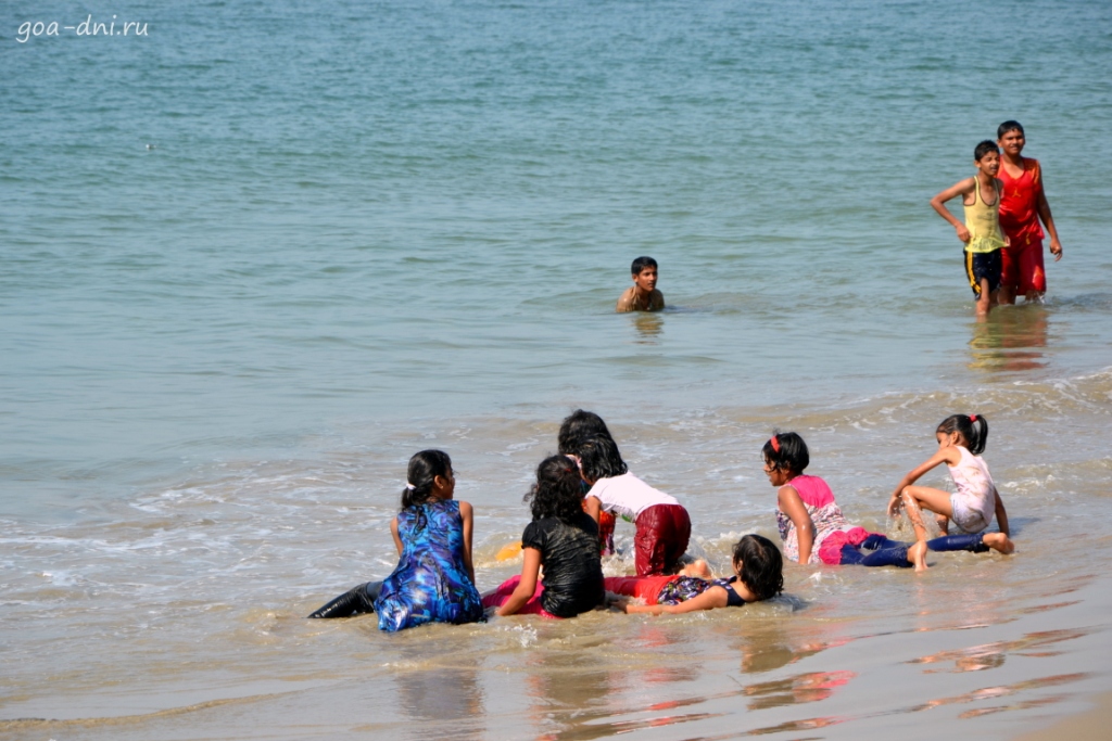дети купаются в море Индии