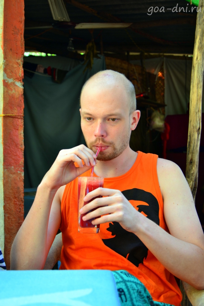 Александр Попов пьёт фреш в Гоа