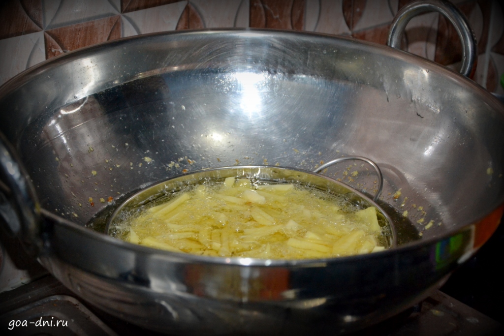 Готовим картошку фри в Гоа