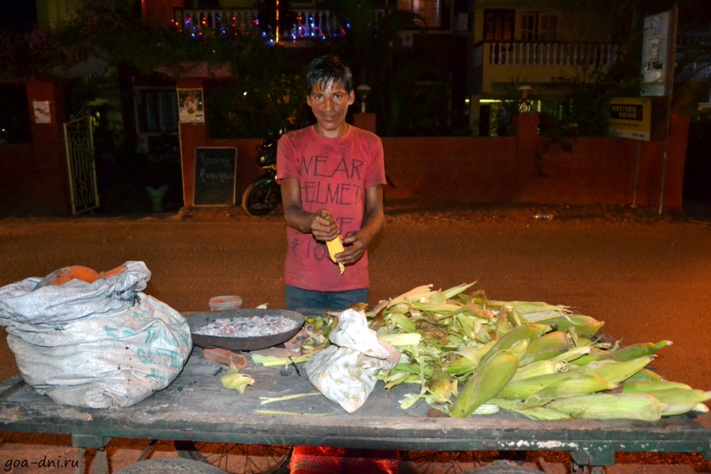 Мальчик торгует кукурузой в Гоа