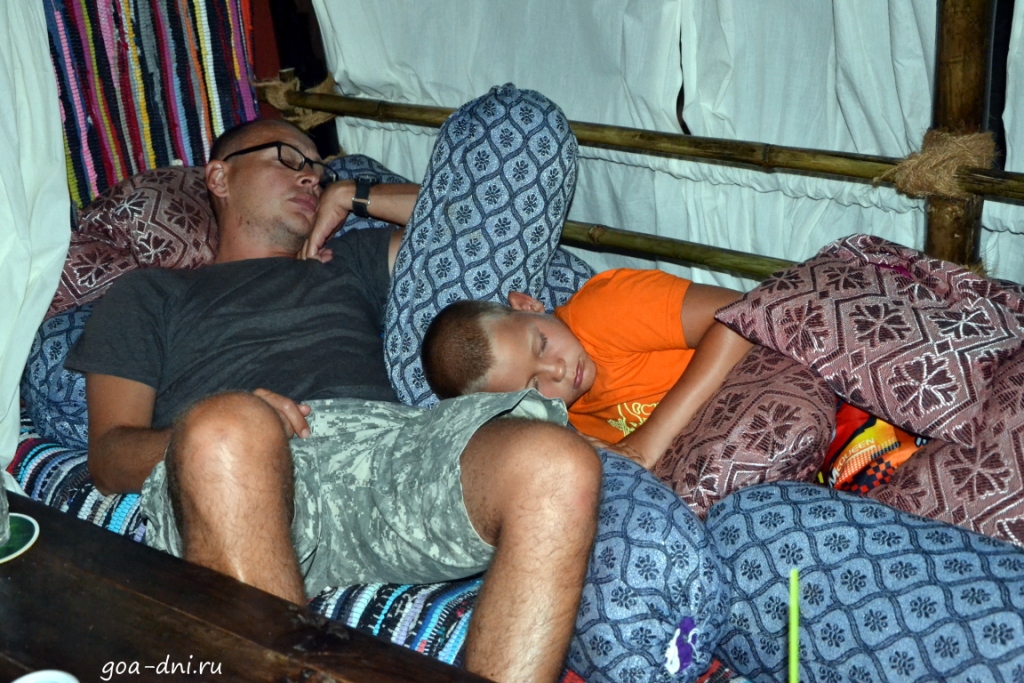 Толик и Паша спят в Гоа