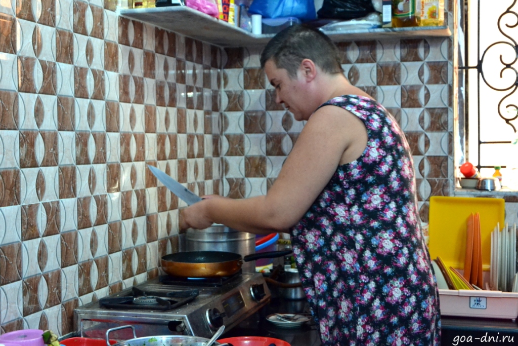 Наталья Прачук готовит яичницу в Гоа